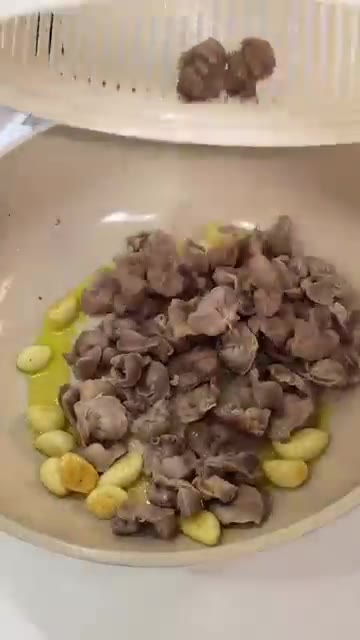팬에 올리브유를 넉넉히 두르고 통마늘을 튀기듯이 구워줍니다. — 통마늘 닭똥집 볶음