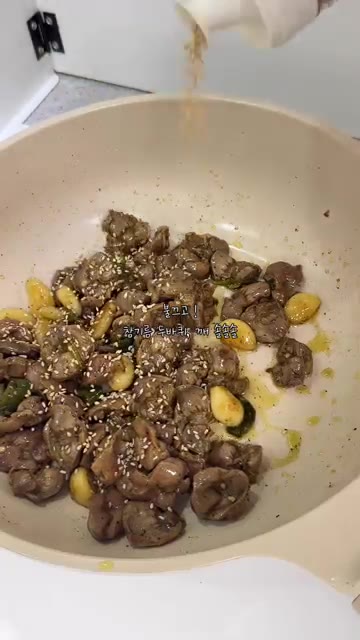 불을 끄고 참기름 두 바퀴와 깨를 솔솔 뿌려 섞어주면 완성입니다. — 통마늘 닭똥집 볶음