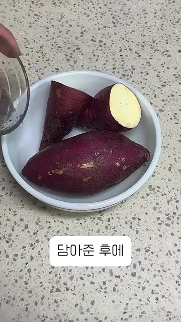 고구마를 깨끗하게 씻어 적당히 오목한 접시에 담아줍니다. — 전자레인지로 고구마 찌는 법