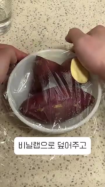 접시에 물을 약간만 넣어 촉촉하게 만들어줍니다. — 전자레인지로 고구마 찌는 법