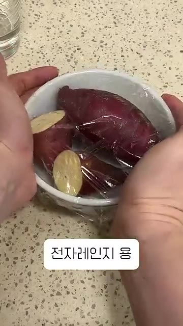접시를 비닐랩으로 덮어줍니다. — 전자레인지로 고구마 찌는 법