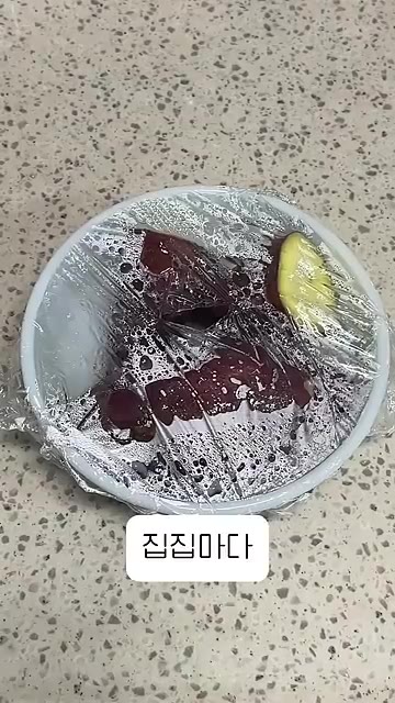 비닐랩에 포크로 구멍을 하나 정도 뚫어줍니다. (전자레인지용 용기를… — 전자레인지로 고구마 찌는 법