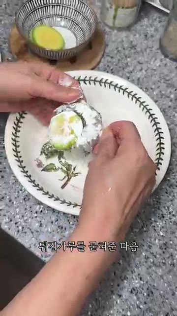 데친 애호박과 밑간한 새우를 이쑤시개에 번갈아 끼운다. — 취향대로 골라 만드는 간단 새우전 두 가지