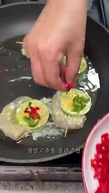 튀김가루를 묻힌다. — 취향대로 골라 만드는 간단 새우전 두 가지