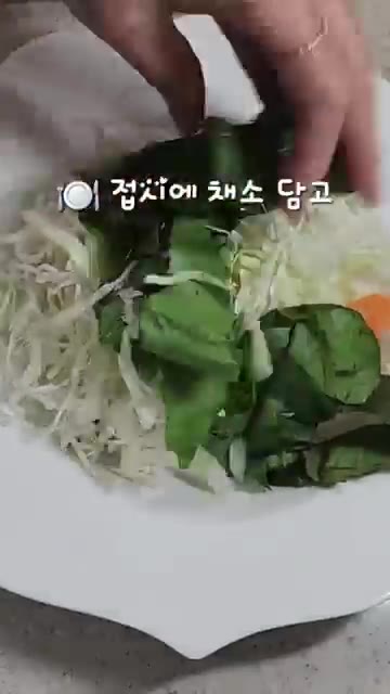 접시에 양배추, 상추, 당근, 오이 등 준비한 채소를 담습니다. — 톡 쏘는 겨자소스 오리훈제 샐러드