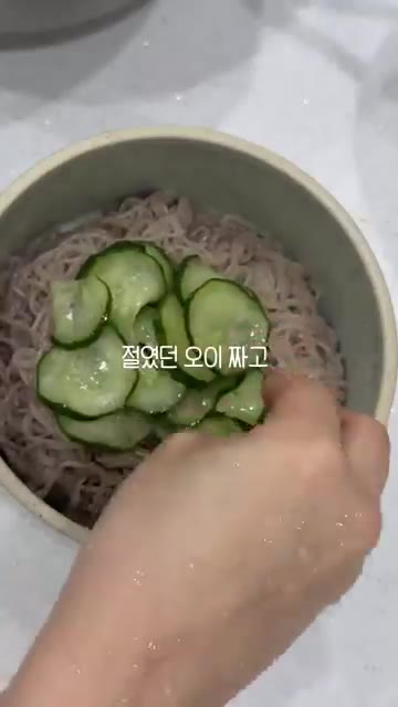 찢어 놓은 닭가슴살에 연겨자 1/2큰술, 다진마늘 1/2큰술, 소금… — 보기만 해도 맛있는 초계국수 레시피