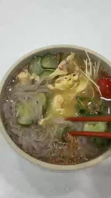 그릇에 면을 담고 준비한 오이, 양념한 닭가슴살, 무순, 방울토마토… — 보기만 해도 맛있는 초계국수 레시피
