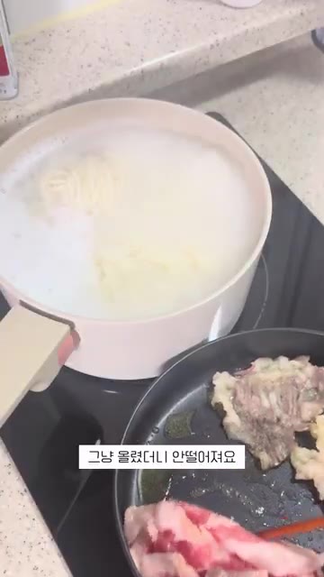 구워진 차돌박이는 접시에 담아내고, 팬에 남은 기름은 그대로 둡니다. — 비 오는 날엔 차돌열무 비빔국수