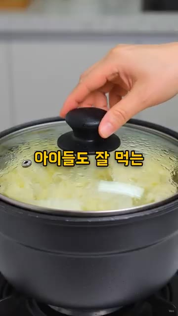 양배추를 넣고 아삭한 식감이 살짝 남을 정도로 3~4분간 볶아줍니다. — 양배추 쌈장에 절대 찍어드시지 마세요