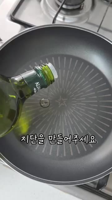 양배추를 얇게 채 썰어 물에 헹궈 준비한다. 깻잎도 얇게 채 썬다.… — 나에게 대접하는 맛있는 들기름 막국수
