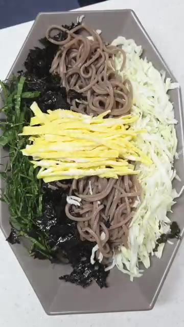 넓은 그릇에 메밀국수를 담고 준비한 양배추, 깻잎, 조미김, 채 썬… — 나에게 대접하는 맛있는 들기름 막국수