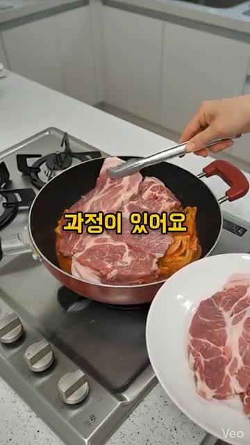 김치찜은 물부터 넣지 말고, 김치에 들기름, 매실청, 참치액, 고춧… — 김치찜, 물부터 넣으면 맛이 다 빠집니다