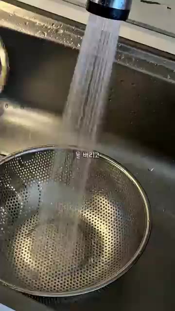 팬에 기름을 두르고 썰어둔 양파와 대파를 넣고 볶는다. 데친 쭈꾸미… — 불닭쭈꾸미볶음🐙 #집밥레시피 #10분요리