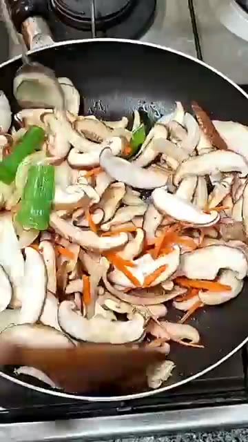 통깨를 넣고 마무리한다. — 영양만점 표고버섯볶음