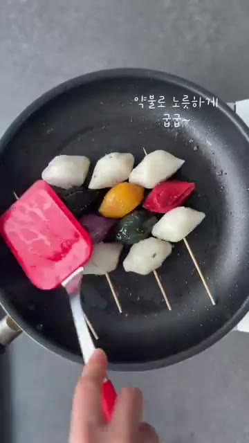 볼에 소스 재료를 모두 넣고 잘 섞어 소스를 만든다. — 남은 송편 떡꼬치로 변신!