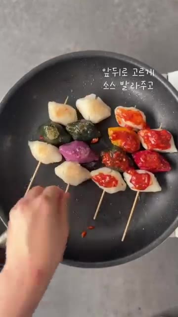 팬에 식용유를 두르고 송편 꼬치를 올려 약불로 노릇하게 굽는다. — 남은 송편 떡꼬치로 변신!