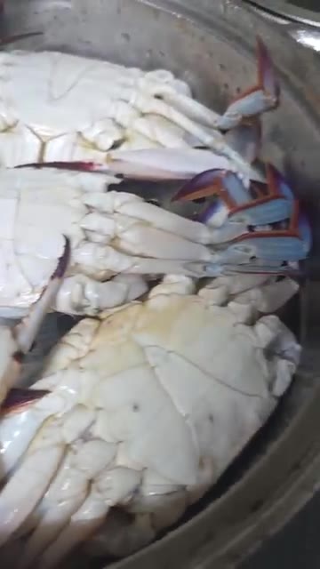 냄비에 된장과 양파를 넣고 물을 부어 끓인다. — 꽃게찜 만들기