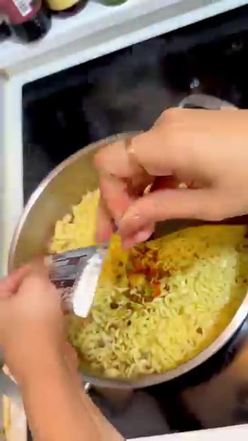 짜파게티 분말 스프와 올리브유 조미유를 전부 넣고 잘 볶아주면 완성이다. — 농심 대회 1등 감바스 짜파게티 레시피
