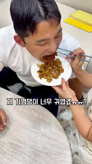플레이팅을 위해 면을 먼저 접시에 담고, 그 위에 새우를 듬뿍 올려… — 농심 대회 1등 감바스 짜파게티 레시피