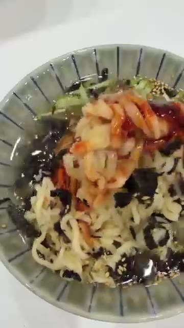 참깨를 뿌려 불닭냉면을 완성한다. — 불닭소스 활용! 불닭냉면 & 불닭참치마요주먹밥 레시피