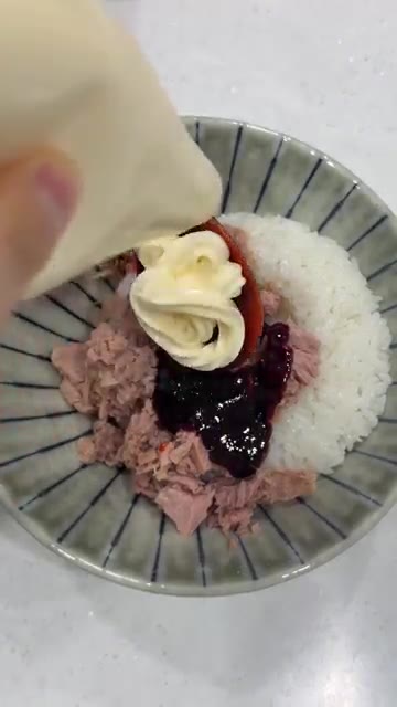 김가루를 듬뿍 넣는다. — 불닭소스 활용! 불닭냉면 & 불닭참치마요주먹밥 레시피