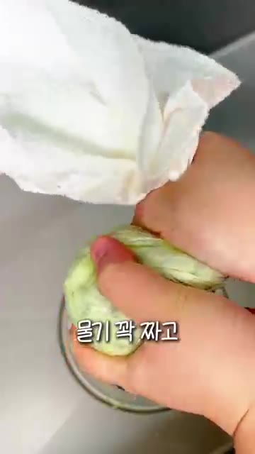 오이는 씨를 빼고 잘게 썰어 소금을 넣고 절인다. 절인 오이는 물기… — 참치오이 주먹밥 | 불 안 쓰고 만드는 초간단 한 그릇 요리