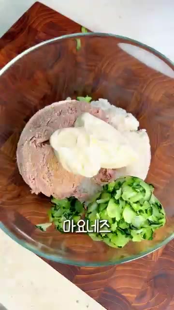 볼에 밥, 절인 오이, 참치, 마요네즈, 설탕, 깨소금을 넣고 잘… — 참치오이 주먹밥 | 불 안 쓰고 만드는 초간단 한 그릇 요리
