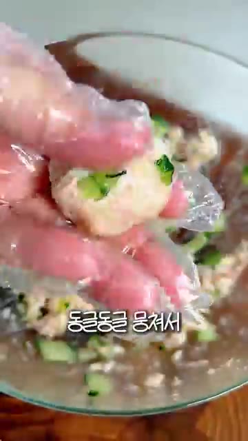 동글동글하게 뭉쳐 조미김 가루에 굴려 완성한다. — 참치오이 주먹밥 | 불 안 쓰고 만드는 초간단 한 그릇 요리