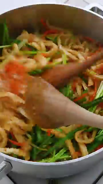 채 썬 양파와 당근, 어묵을 팬에 넣고 식용유와 맛술을 넣어 볶아줍니다. — 어묵으로 완성하는 간단잡채🍢