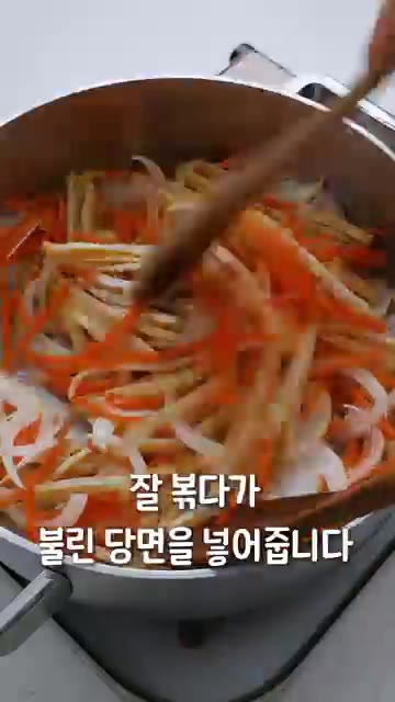 참기름과 깨소금, 후추를 넣고 가볍게 섞어줍니다. — 어묵으로 완성하는 간단잡채🍢