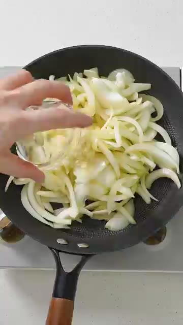 팬에 올리브유를 두르고 채 썬 양파와 다진 마늘을 넣어 투명해질 때… — 버섯 수분을 '꾹꾹' 눌러 볶아야 하는 이유! 풍미 대폭발🔥 #샌드위치 #간단레시피
