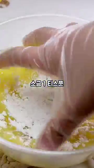 삶은 감자를 으깬 후 감자 전분 3큰술, 소금 반 티스푼, 후추 약… — 겉바속포슬한 한입 볼감자 만들기!!