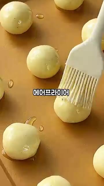 만든 반죽에 버터 2큰술을 발라줍니다. — 겉바속포슬한 한입 볼감자 만들기!!