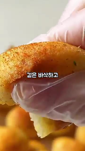 구워진 볼감자에 파프리카 가루를 솔솔 뿌려주면 완성입니다. — 겉바속포슬한 한입 볼감자 만들기!!