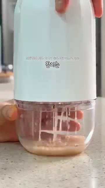 달걀에 가루육수를 풀어 섞은 뒤 약불 팬에 넓게 부쳐 돌돌 말아 얇… — 키토 김밥인데 너무 맛있어..❤ 다이어트 계란김밥 만들기