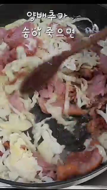다진 마늘 1t, 맛술 2t, 참치액 2t를 넣고 볶아줍니다. — 초간단 오리훈제 양배추 볶음
