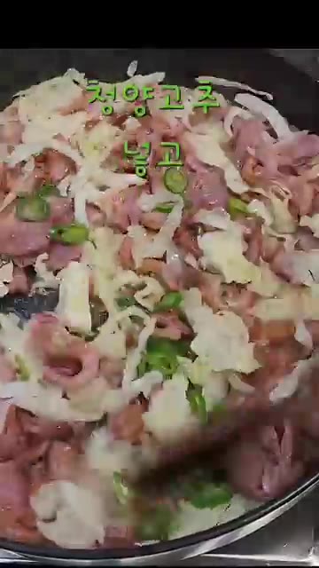 양배추가 숨이 죽으면 썰어둔 청양고추를 넣고 볶습니다. — 초간단 오리훈제 양배추 볶음