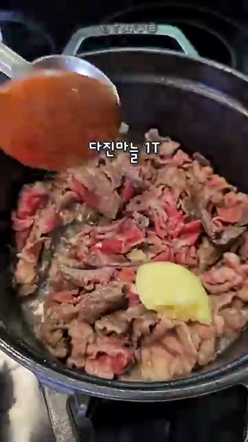 냄비에 차돌박이를 넣고 볶다가 다진 마늘 1T, 참치액 1T, 굴소… — 10분 차돌박이 갈비탕 레시피