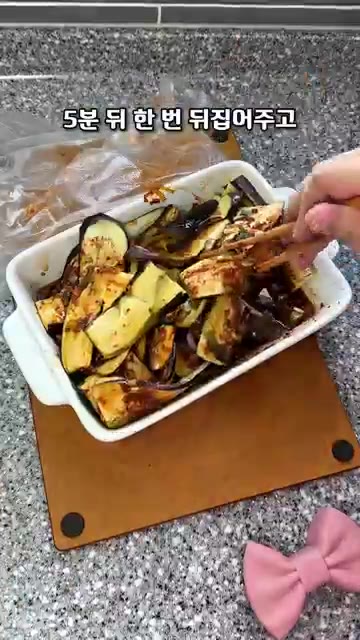 가지 위에 양념장을 올리고 랩을 씌워 전자레인지에 5분간 돌립니다. — 불 없이 10분 완성! 전자레인지 가지무침