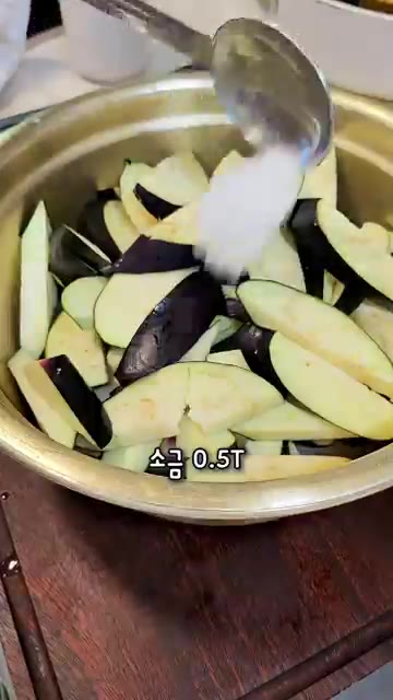 가지를 2개 준비하여 어슷하게 썰어 그릇에 담고 물엿 2T를 넣어… — 정호영 가지볶음: 물컹한 가지 식감이 싫다면 이렇게 만들어보세요