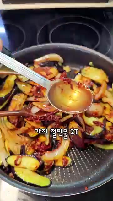 물기를 짠 가지를 넣고 가지 절인 물 2T를 넣어 어우러지도록 볶는다. — 정호영 가지볶음: 물컹한 가지 식감이 싫다면 이렇게 만들어보세요