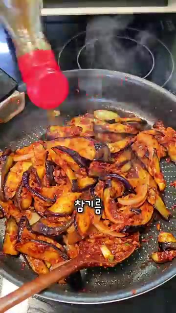 마지막으로 통깨를 뿌려 완성한다. — 정호영 가지볶음: 물컹한 가지 식감이 싫다면 이렇게 만들어보세요