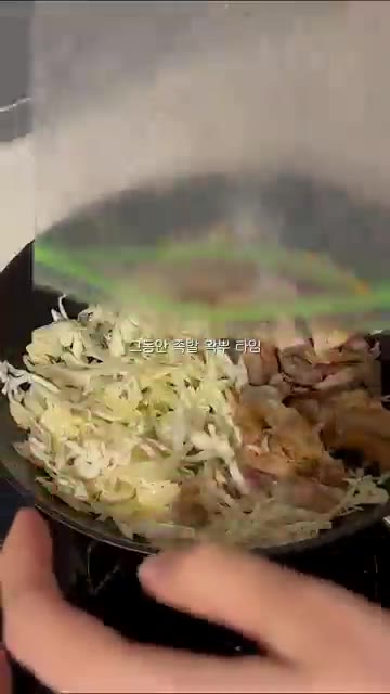 팬에 기름을 두르고 마늘을 볶다가 채 썬 양배추를 넣고 볶아줍니다. — 남은 족발 활용 ! ꒰족발덮밥꒱