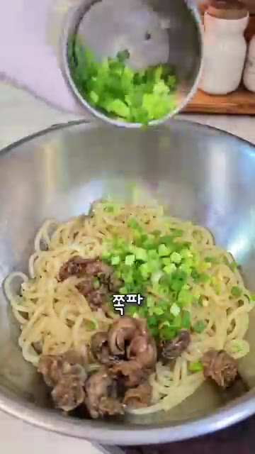 볼에 쫄면을 담고 간장, 액젓, 알룰로스, 들기름, 후추를 섞은 양… — 들기름쫄면: 나혼산 구성환 들기름쫄면 레시피