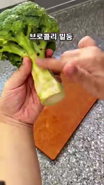 브로콜리는 밑동의 단단한 부분을 필러로 깎아내고 한입 크기로 잘라… — 고소하고 상큼한 브로콜리 감자 무침 레시피