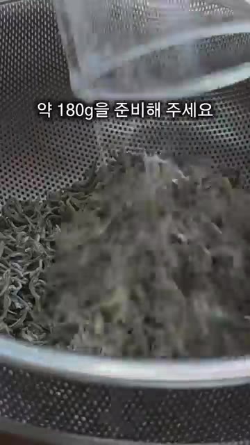 잔멸치의 잔 부스러기를 가볍게 털어내 주세요. — 돌덩이 같은 멸치볶음 드시지 마시고 부드러운 멸치볶음 만들어보세요