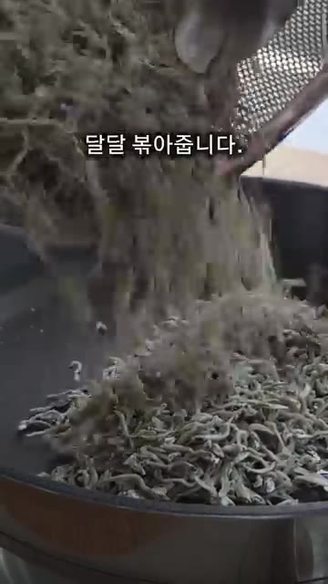 중불로 달궈진 팬에 식용유 3큰술을 넣고 멸치를 넣어 달달 볶아줍니… — 돌덩이 같은 멸치볶음 드시지 마시고 부드러운 멸치볶음 만들어보세요