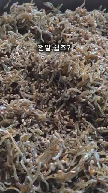 불을 끈 상태에서 올리고당 3큰술을 넣어줍니다. — 돌덩이 같은 멸치볶음 드시지 마시고 부드러운 멸치볶음 만들어보세요