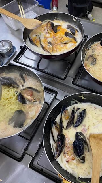 끓는 물에 면을 삶는다. — 크림짬뽕과 고추장떡