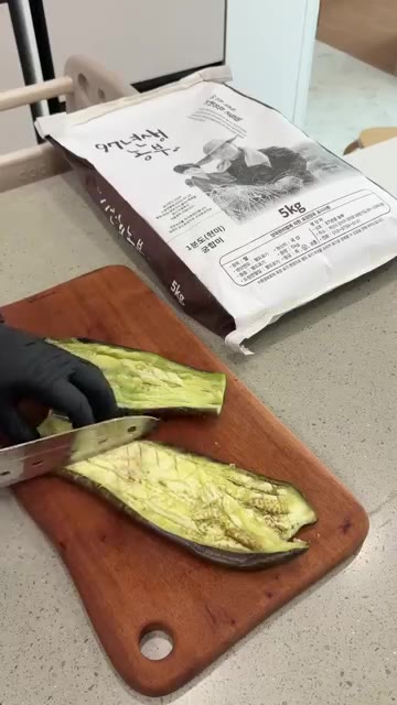칼집 낸 가지 앞뒤로 감자전분을 골고루 뿌려주세요. — 장어보다 맛있는 초간단 가지덮밥 레시피